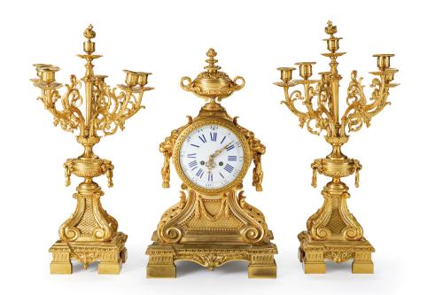 Guarnición de reloj y dos candelabros en bronce dorado. Fra