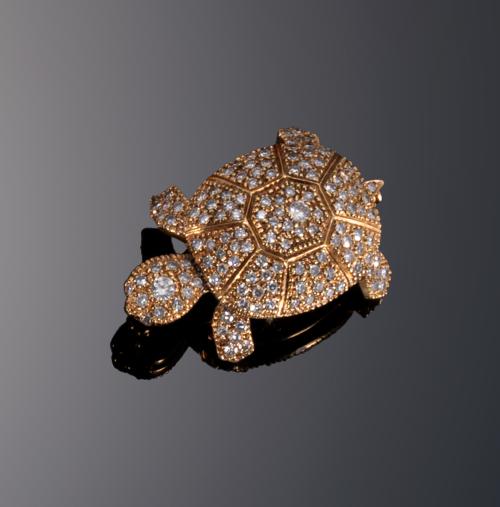 Broche tortuga  de oro amarillo y diamantes 