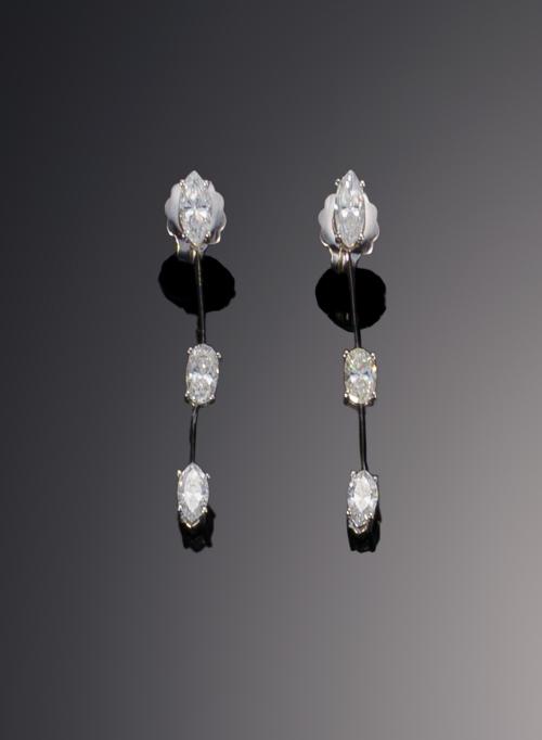 Pendientes largos con tres diamantes de oro blanco 