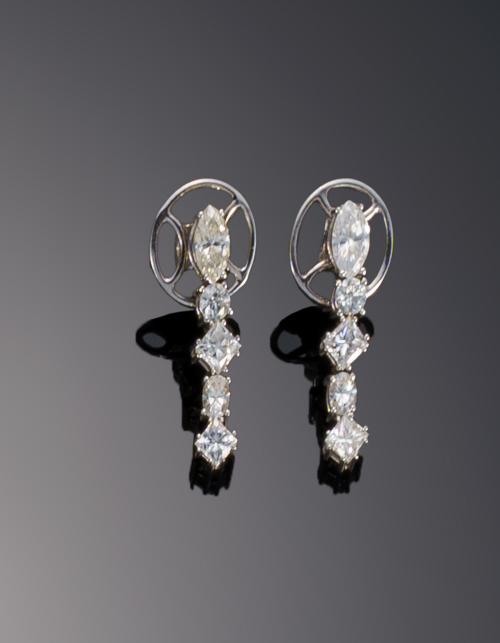 Pendientes largos con diamantes con diferentes formas 