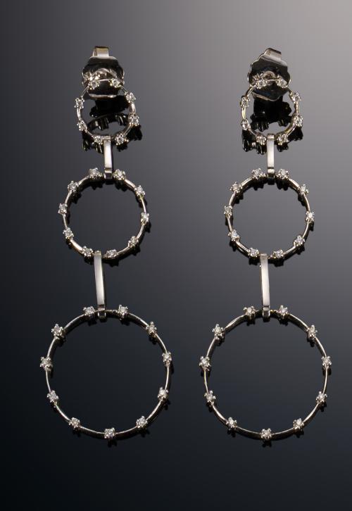 Pendientes contemporáneos con triple aro de diamantes