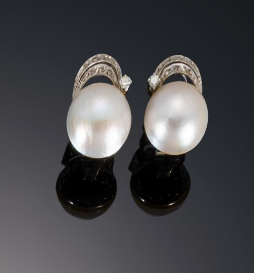 Pendientes perla japonesa y diamantes