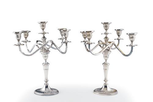 Pareja de candelabros de cinco luces, estilo inglés en pla