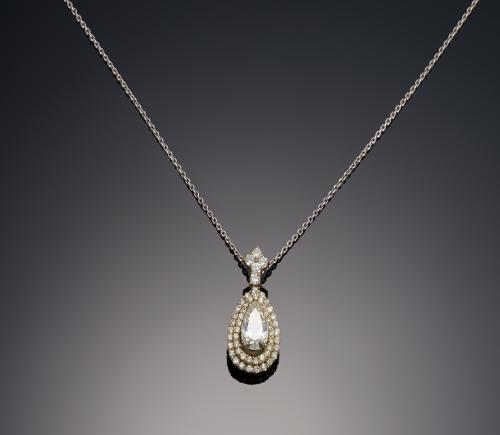 colgante con diamante  talla pera de 1,44 cts y 53 diamante