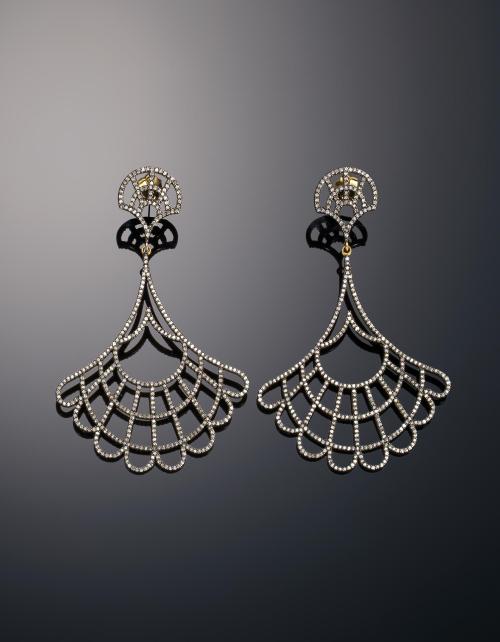 Pendientes con forma de abanico con diamantes