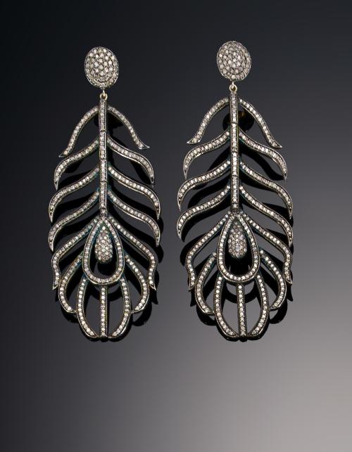 Pendientes con forma de pluma con diamantes 