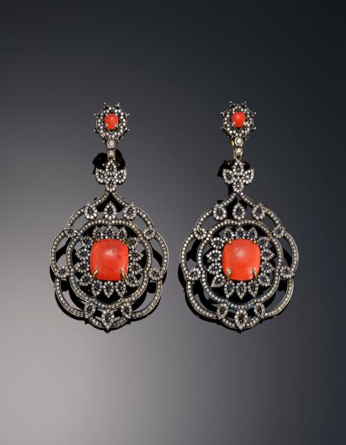 Pendientes ornamentales con diamanates , zafiros y coral 