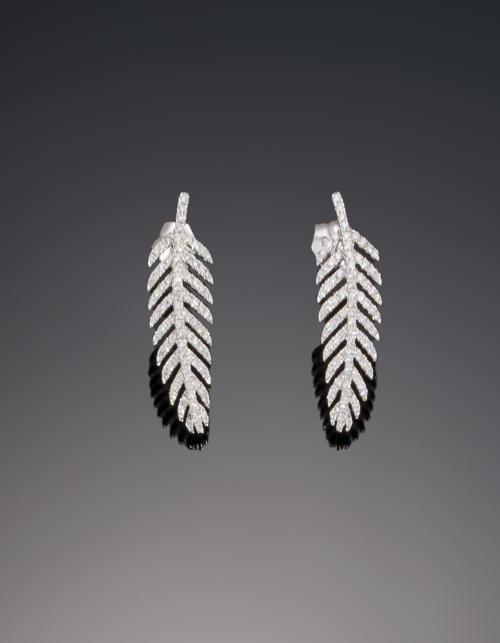 Pendientes con forma de pluma con diamantes 