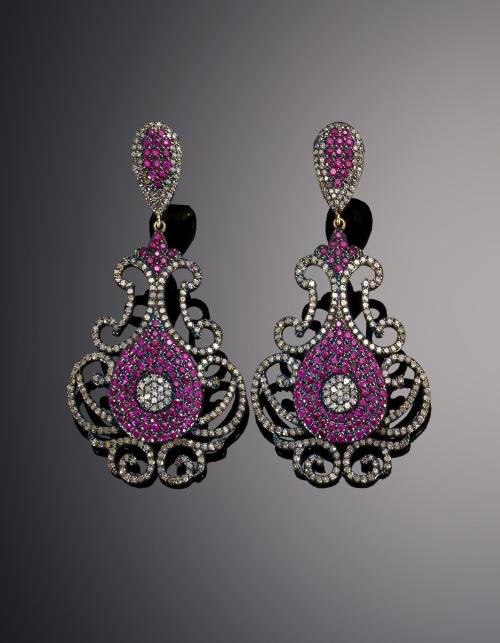 Pendientes de estilo rococó con diamantes y rubíes