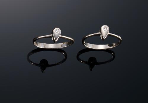 Duo de sortijas con diamantes.