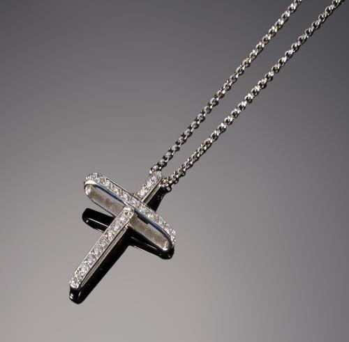 Colgante en forma de cruz con diamantes