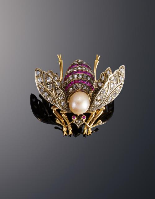  Broche mosca con perla central y diamantes