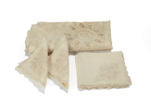 24   -  <p><span class="object_title">Antigua mateleria de organza o fibra de coco bordada con motivos florales.  A juego con seis servilletas. Decorada con flores. Trabajo filtiré. </span><br></p>