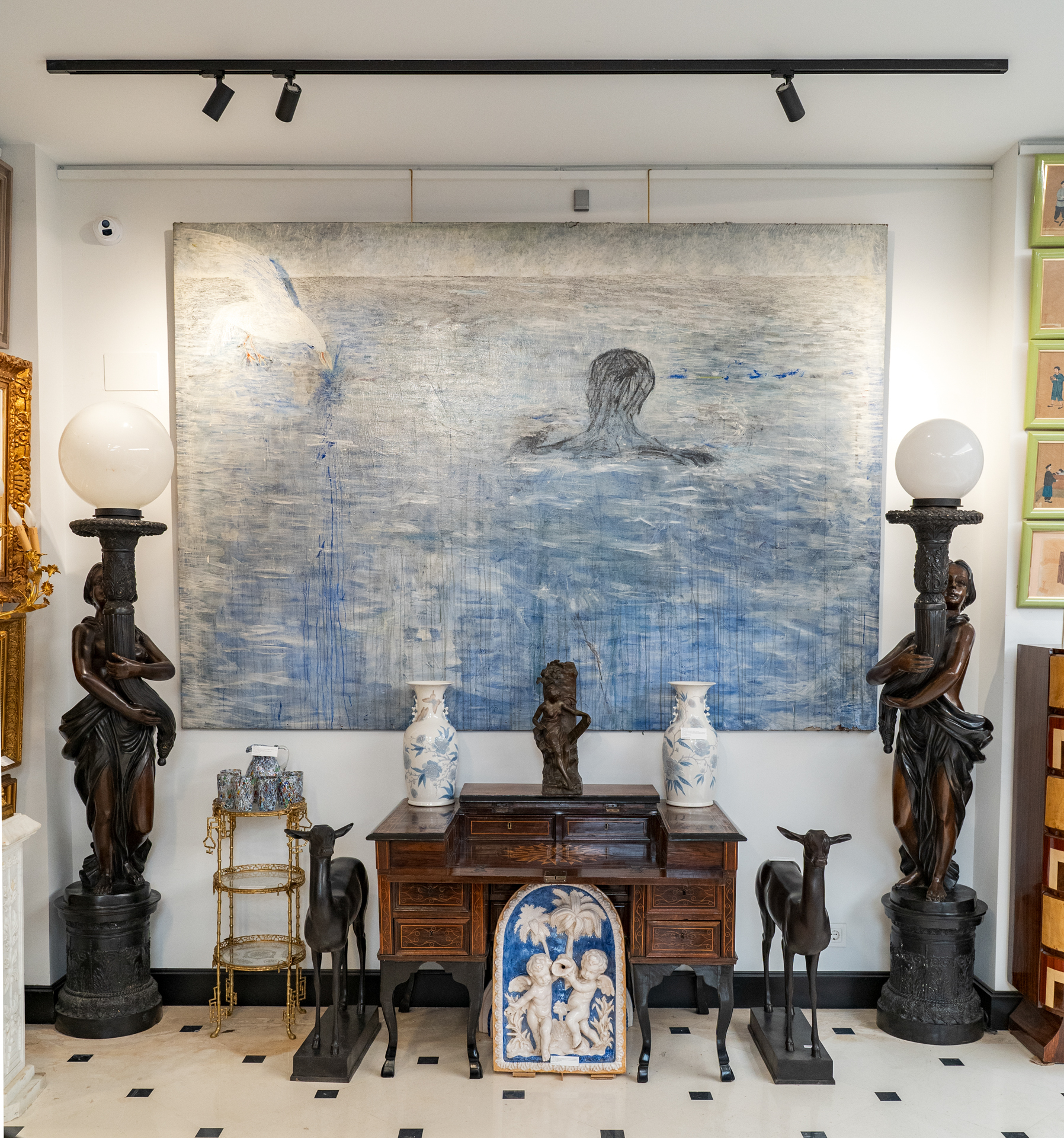 Exposición de pinturas y esculturas en una sala de arte